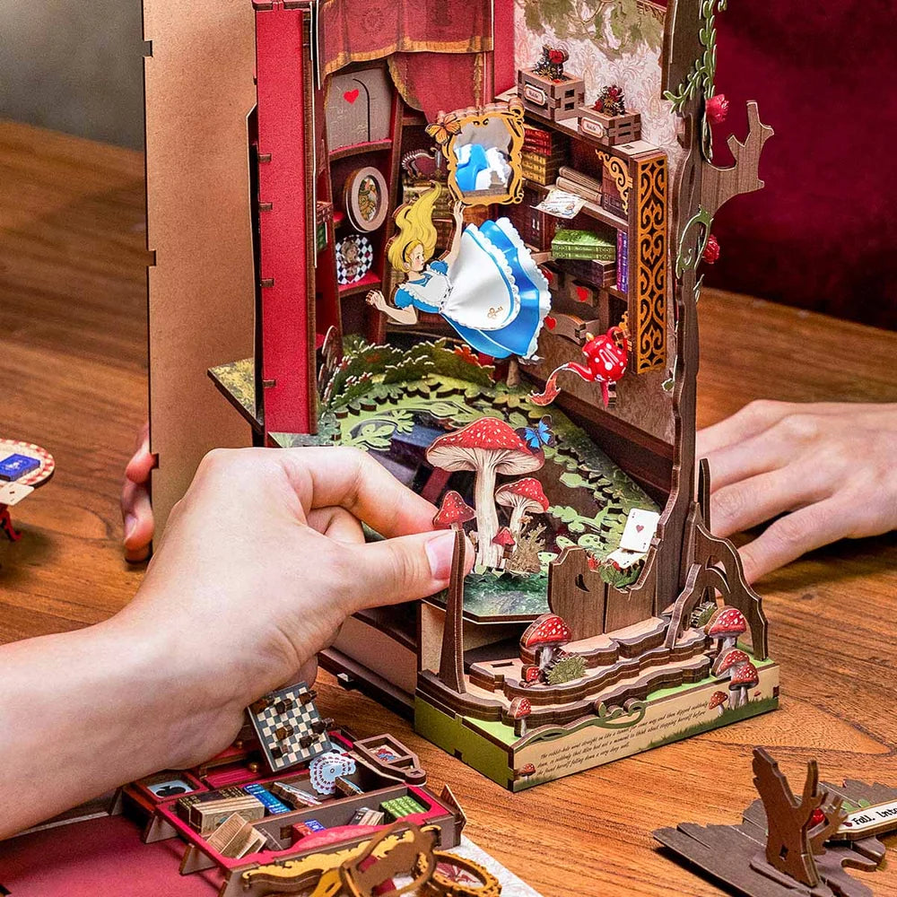 Alicia - Separador de libros  - Maqueta Armable